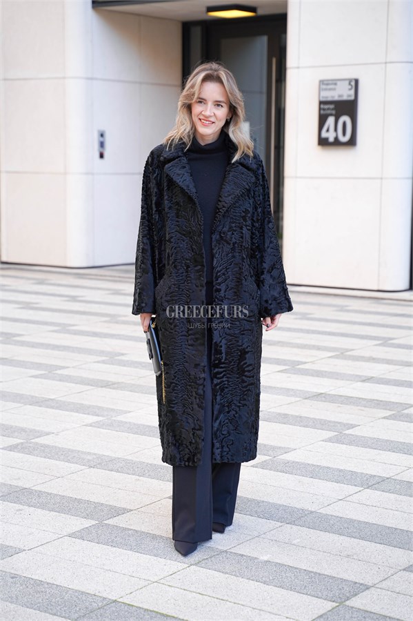 {{photo.Alt || photo.Description || 'Пальто из каракуля формата oversize.'}}