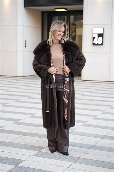 Норковое пальто формата oversize с капюшоном из соболя