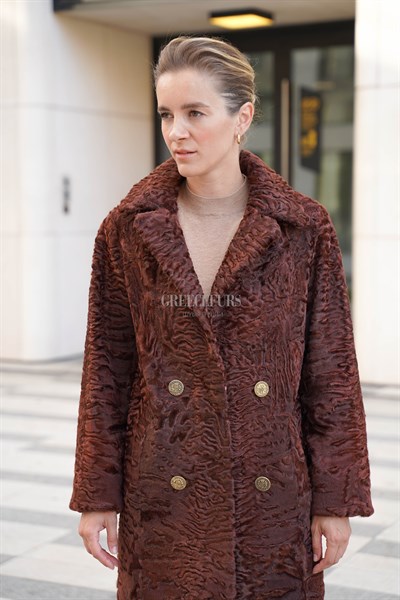 Приталенное пальто из каракуля в стиле Max Mara