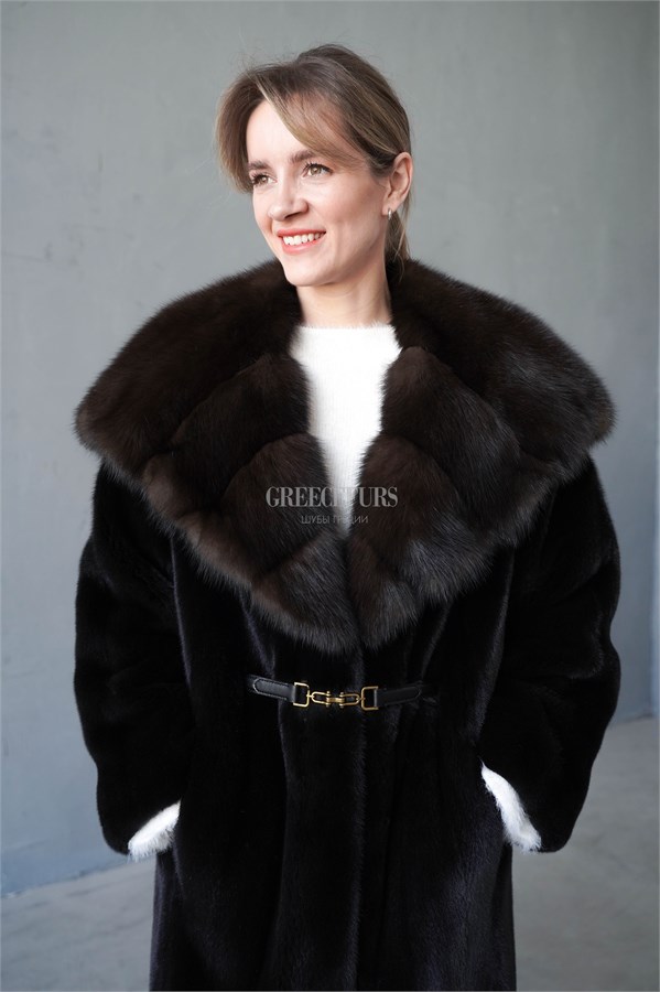 {{photo.Alt || photo.Description || 'Норковое пальто Blackglama прямого кроя формата oversize с капюшоном &quot;Кобра&quot; из соболя'}}