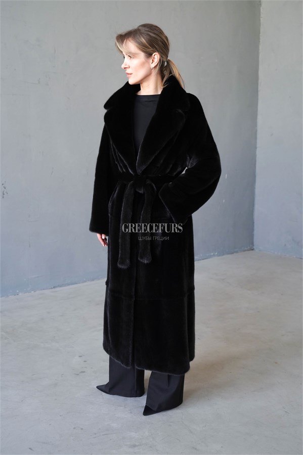 {{photo.Alt || photo.Description || 'Норковое пальто Blackglama из пластин со шлицей и английским воротником'}}
