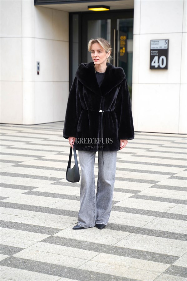 {{photo.Alt || photo.Description || 'Норковый жакет Blackglama с капюшоном &quot;Кобра&quot;'}}