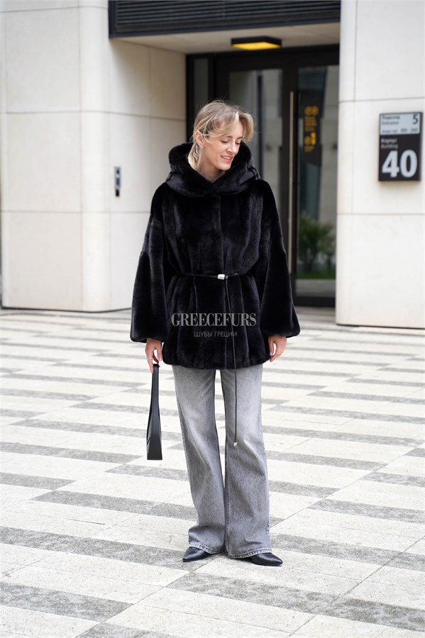 {{photo.Alt || photo.Description || 'Норковый жакет Blackglama с капюшоном и воздушными рукавами'}}