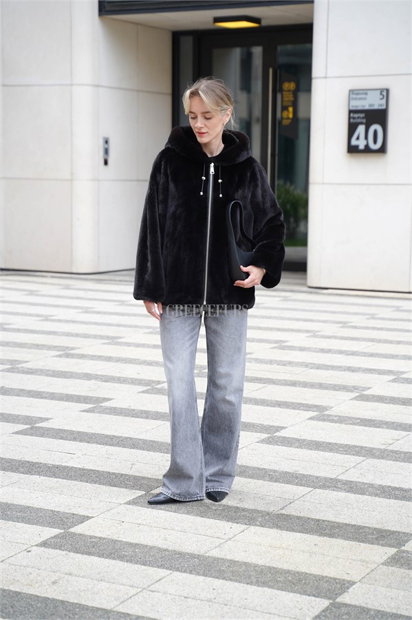 {{photo.Alt || photo.Description || 'Норковый бомбер с капюшоном'}}