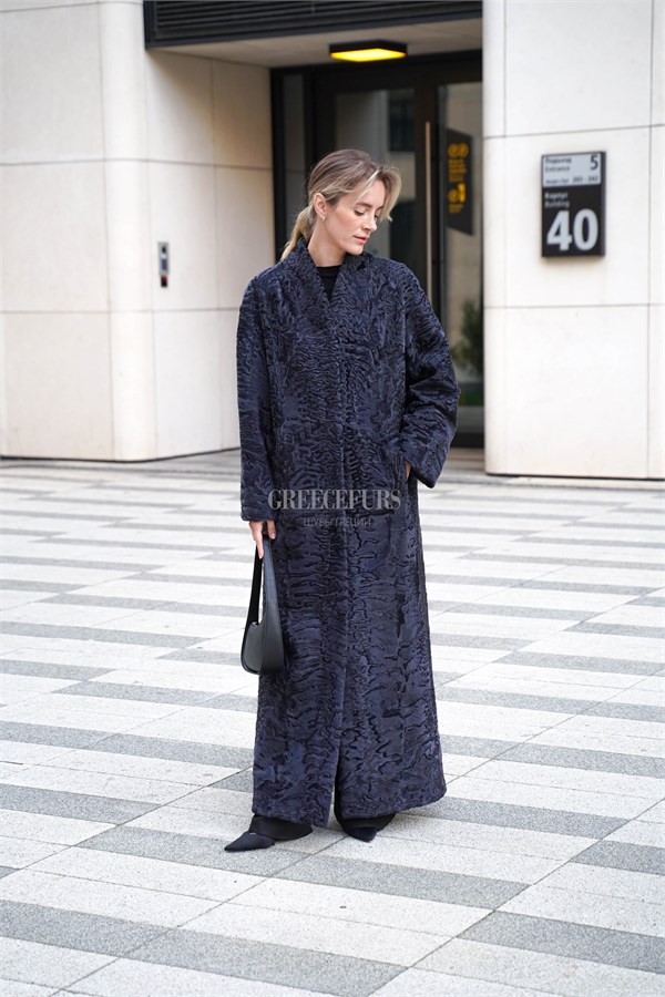 {{photo.Alt || photo.Description || 'Пальто макси из каракуля Swakara с воротником шаль'}}