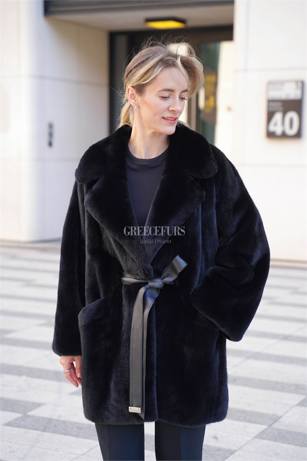 {{photo.Alt || photo.Description || 'Норковый жакет Blackglama формата oversize c акцентными карманами'}}