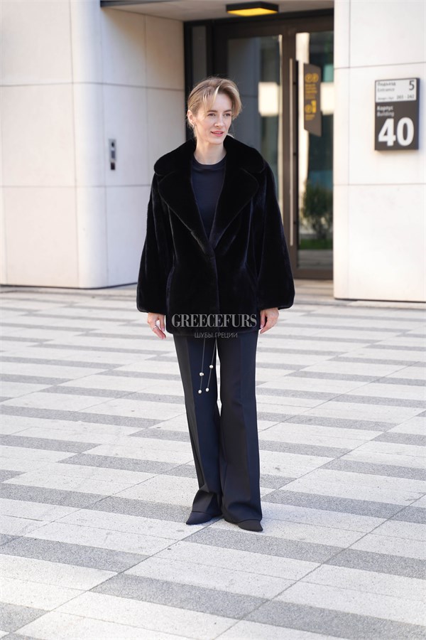 {{photo.Alt || photo.Description || 'Норковый жакет Blackglama с английским воротником и воздушными рукавами'}}