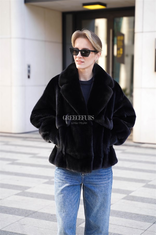 {{photo.Alt || photo.Description || 'Норковый жакет Blackglama в стиле куртки'}}