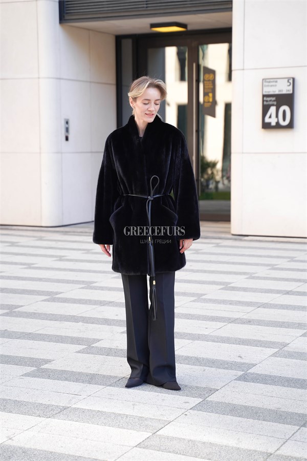 {{photo.Alt || photo.Description || 'Норковый жакет Blackglama c воротником шаль и акцентными карманами'}}