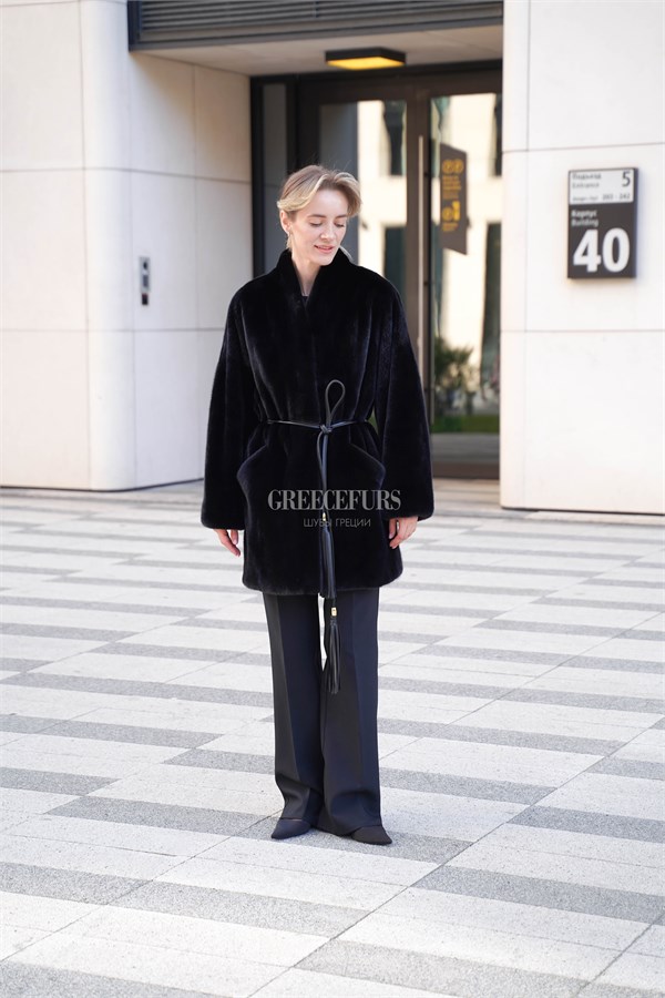 {{photo.Alt || photo.Description || 'Норковый жакет Blackglama c воротником шаль и акцентными карманами'}}