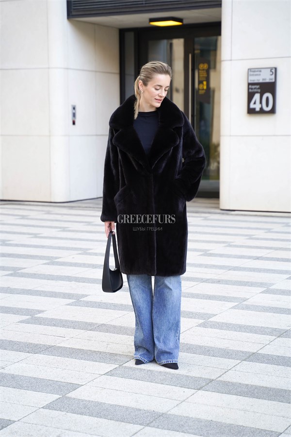 {{photo.Alt || photo.Description || 'Норковое полупальто Blackglama с английским воротником и акцентными карманами'}}