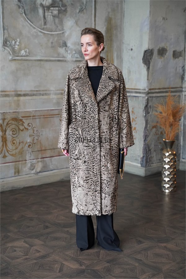 {{photo.Alt || photo.Description || 'Пальто из каракуля формата oversize'}}