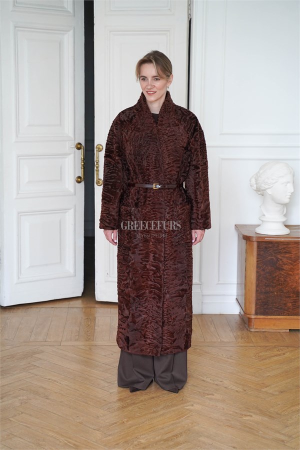 {{photo.Alt || photo.Description || 'Пальто из каракуля формата oversize в терракотовом цвете.'}}