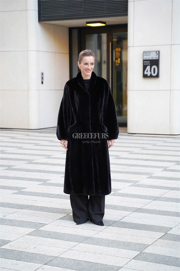 {{photo.Title}} {{photo.Alt || photo.Description || 'Норковая шуба Blackglama приталенного силуэта с воротником шаль и воздушными рукавами'}}