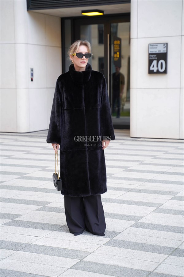 {{photo.Alt || photo.Description || 'Норковая шуба Blackglama из пластин с воротником стойка в средней длине'}}