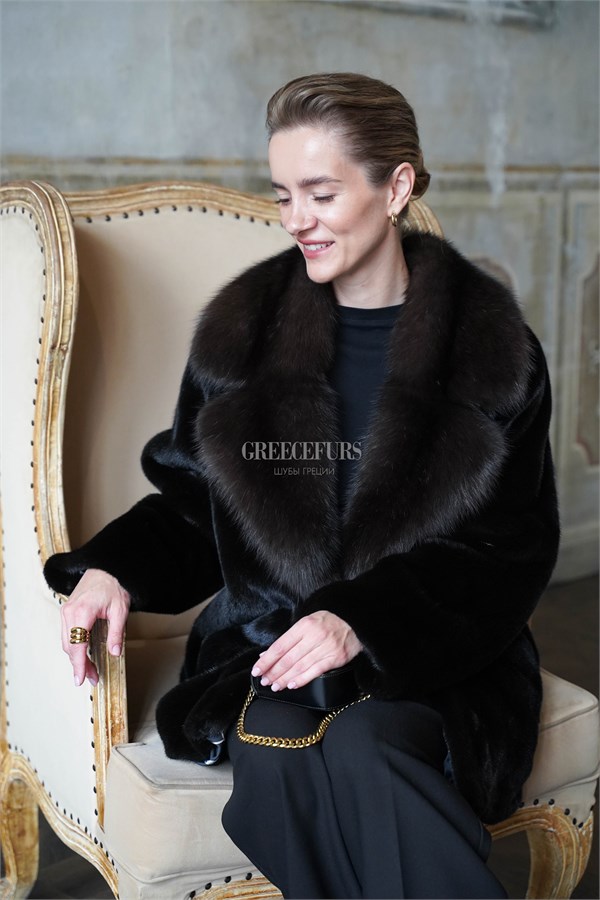 {{photo.Alt || photo.Description || 'Норковый жакет Blackglama с английским воротником из баргузинского соболя'}}