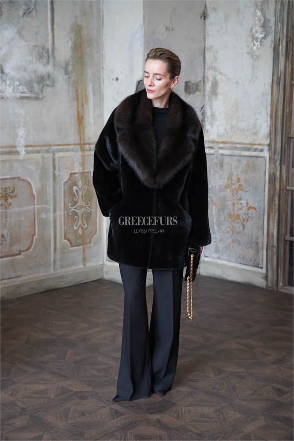 {{photo.Alt || photo.Description || 'Норковый жакет Blackglama с акцентными карманами и английским воротником из баргузинского соболя'}}