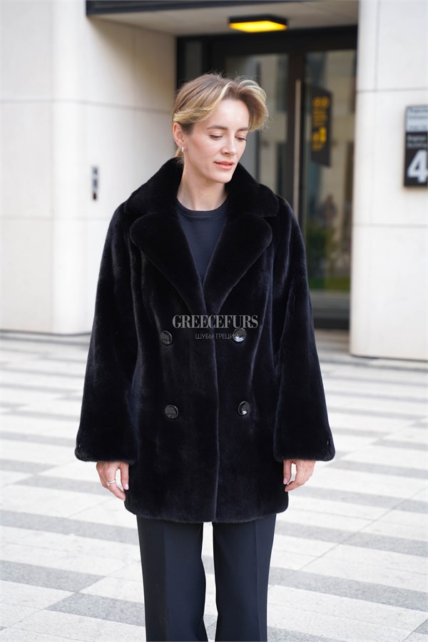 {{photo.Alt || photo.Description || 'Норковый жакет Blackglama прямого кроя с английским воротником и декоративной фурнитурой'}}