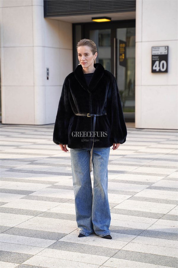 {{photo.Alt || photo.Description || 'Норковый жакет Blackglama с воротником шаль и воздушными рукавами'}}