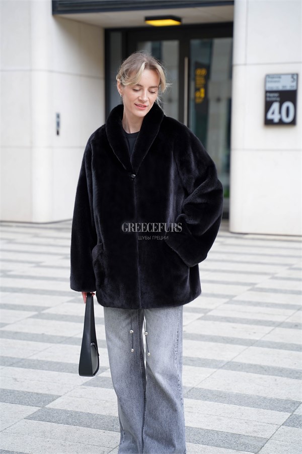 {{photo.Alt || photo.Description || 'Норковый жакет Blackglama с шалевым воротником и акцентными карманами'}}