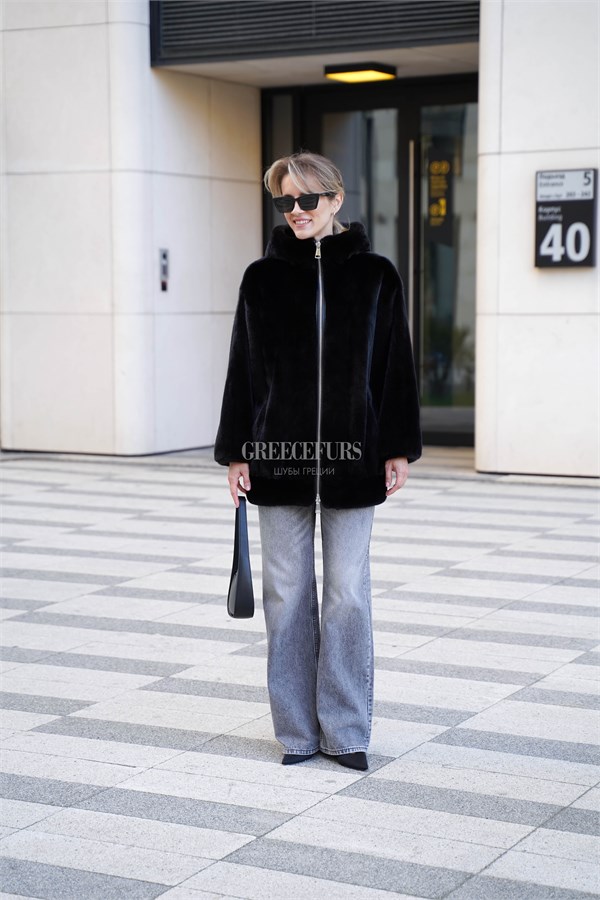 {{photo.Alt || photo.Description || 'Норковый бомбер Blackglama с капюшоном'}}