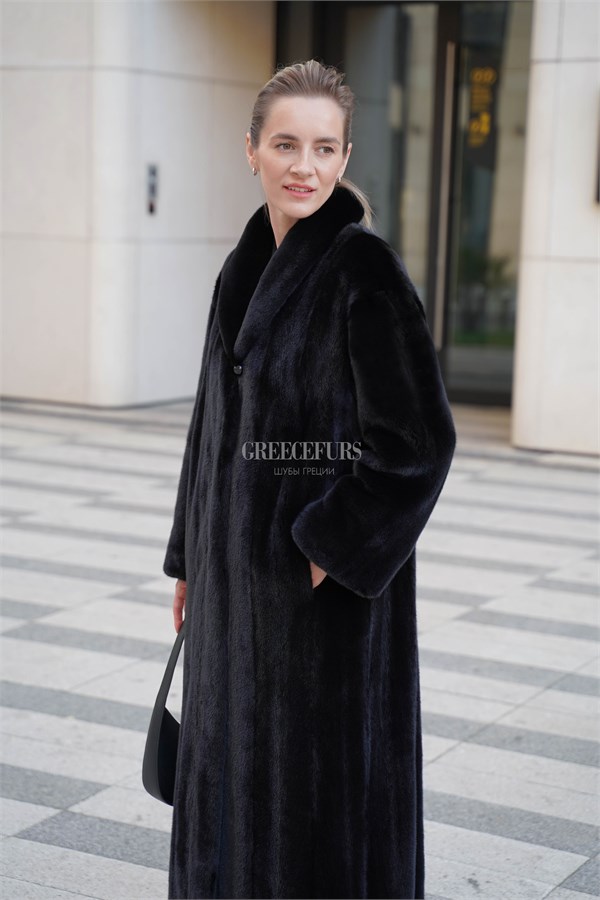 {{photo.Alt || photo.Description || 'Пальто из норки Blackglama в технике роспуск с воротником шаль'}}