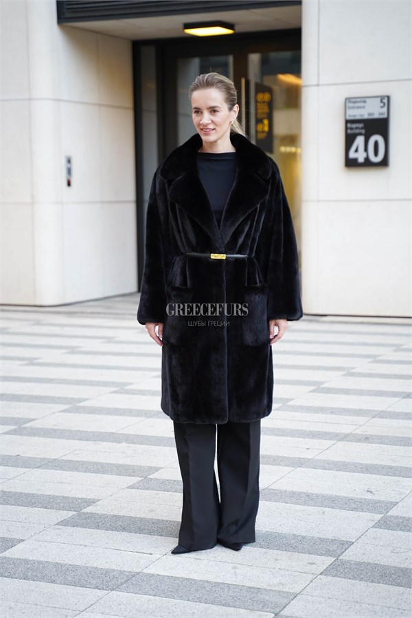 {{photo.Alt || photo.Description || 'Норковая шуба Blackglama с английским воротником и накладными карманами'}}