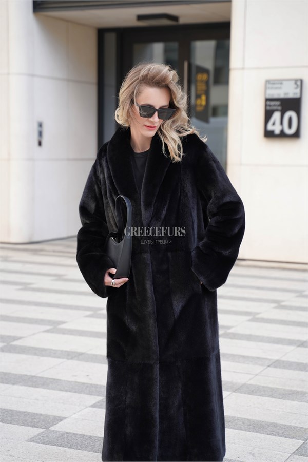{{photo.Alt || photo.Description || 'Норковое пальто Blackglama в технике пластины с воротником шаль'}}
