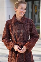 Приталенное пальто из каракуля в терракотовом цвете. 230SR - фото 5711